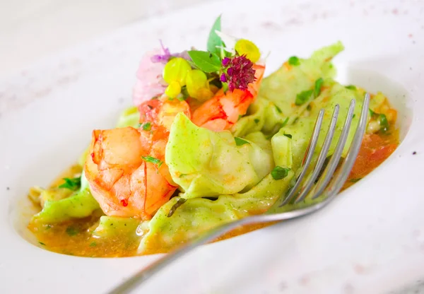 Italian ravioli with spinach and shrimp — Stock Photo, Image