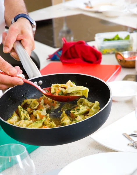 Chef pone ravioles en un plato — Foto de Stock