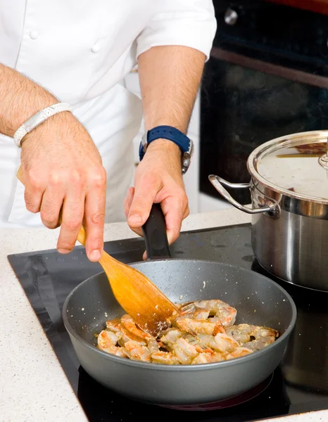 Шеф-кухар, приготування їжі — стокове фото