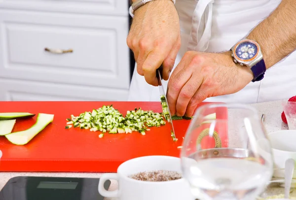Chef cortando el calabacín en una tabla — Foto de Stock