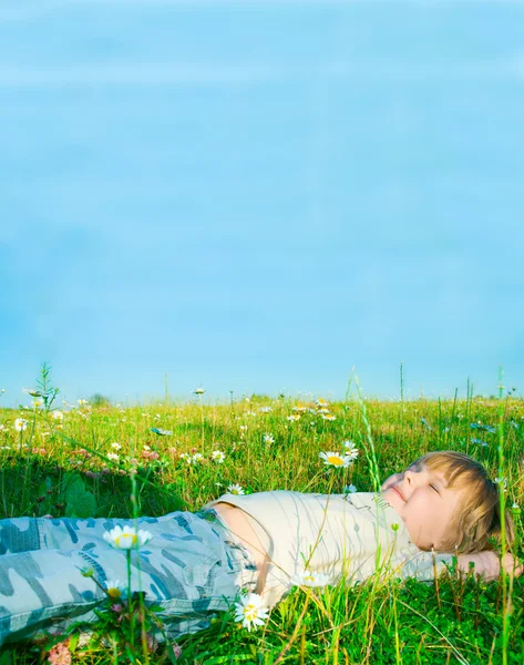 Bambino sull'erba — Foto Stock