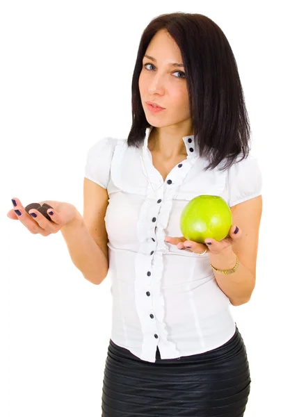 Jonge vrouw vergelijken appel met chocolade — Stockfoto