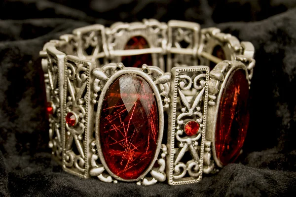 Armband met rode stenen — Stockfoto