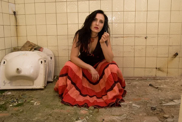 Kvinna i ödelagda rum med kakel och cigarett — Stockfoto