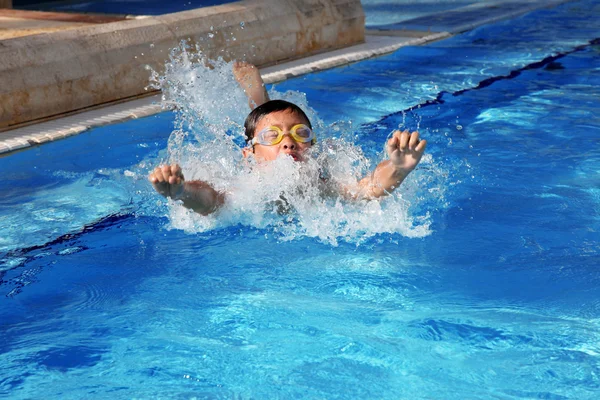 수영장에 있는 소년 — 스톡 사진