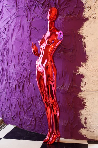 在紫红色墙红时装模特 — 图库照片