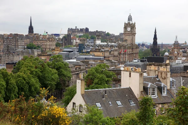 Edinburgh vista ze calton hill, včetně Edinburského hradu, bal — Stock fotografie
