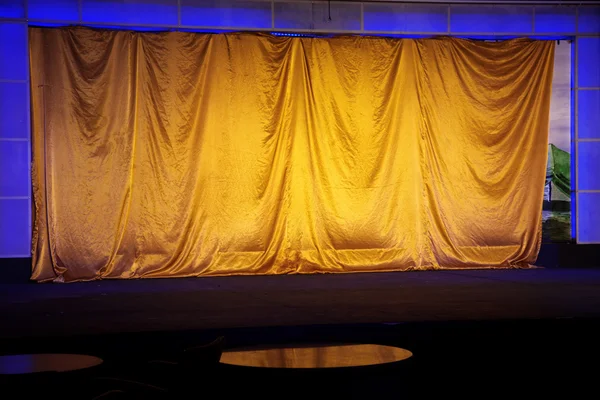 Teatro amarillo elegante — Foto de Stock