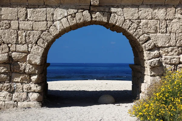Old Ancient Roman aqueduct in Ceasarea at the coast of the Medit — Stock Photo, Image