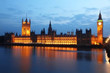 Big Ben'e ve Parlamento geceleri evlerin