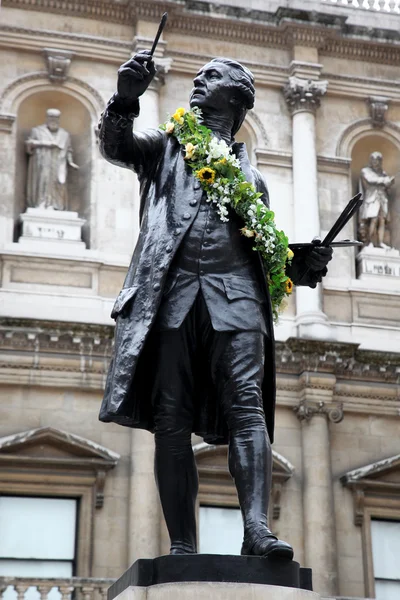 Denkmal von Sir Joshva Reynolds dem ersten Präsidenten der königlichen — Stockfoto