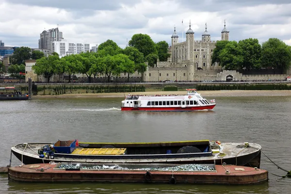 Tower of london aan de rivier de thames, Verenigd Koninkrijk — Stockfoto