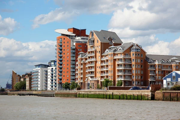 Magazijn omgebouwd tot appartementen op de Theems in Londen, Verenigd Koninkrijk — Stockfoto