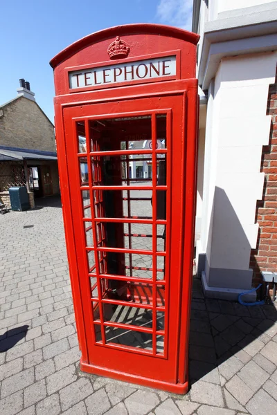 Londra, İngiltere 'de geleneksel kırmızı telefon kulübesi — Stok fotoğraf