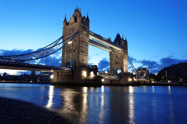 Kvällen tower bridge, london, Storbritannien — Stockfoto
