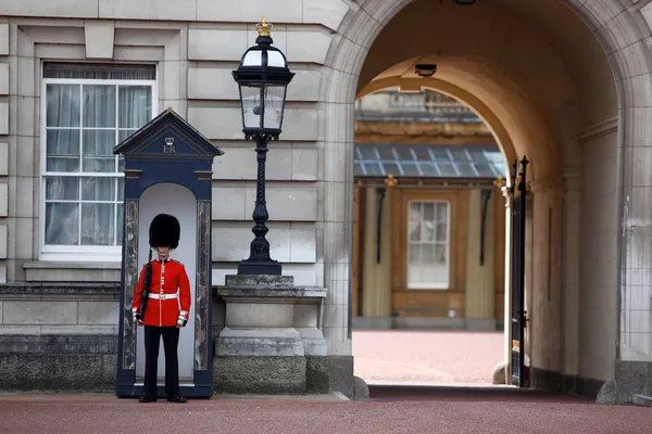 Guarda granadeiro Palácio de Buckingham — Fotografia de Stock