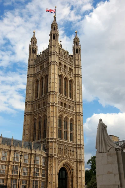 House of Parliament and statue George V in London, UK — Stock Photo, Image