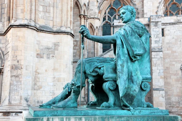 Statue de Constantin I devant York Minster en Angleterre, Royaume-Uni — Photo