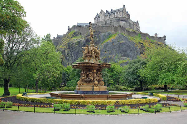 Kasteel van Edinburgh, Schotland, van princes street gardens, met th — Stockfoto