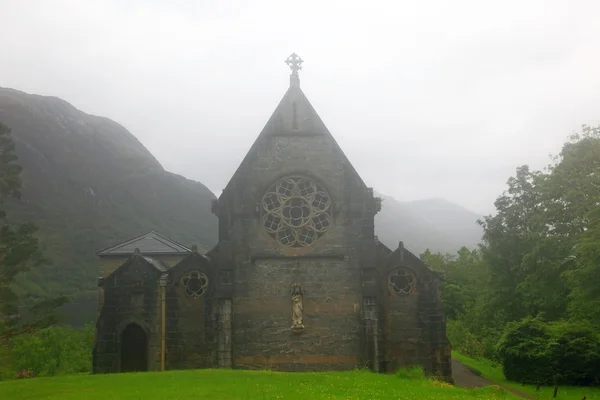 ST. Mary e St.Finnan Igreja tomada em nevoeiro profundo, Ele está localizado — Fotografia de Stock