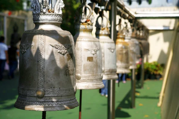 Буддийские колокола внутри храма — стоковое фото