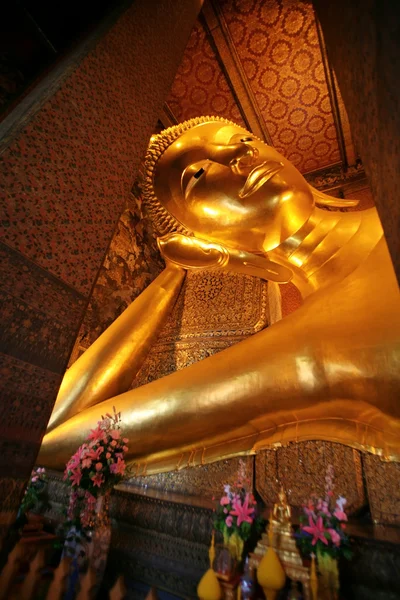 Liggande gyllene buddha, wat pho, bangkok, thailand — Stockfoto
