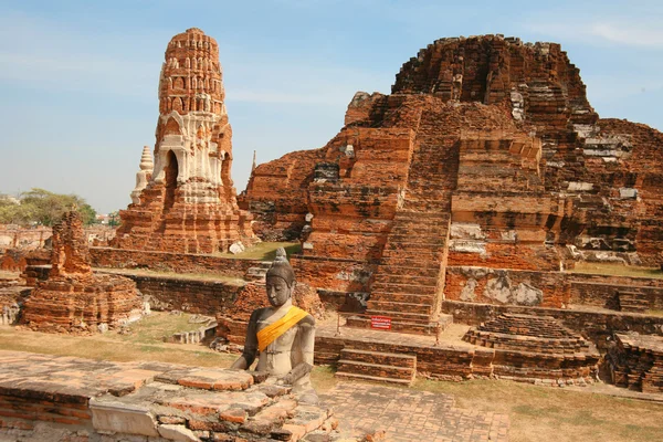 Ruinerna wat mahatat och buddha i ayutthaya tempel nära ban — Stockfoto