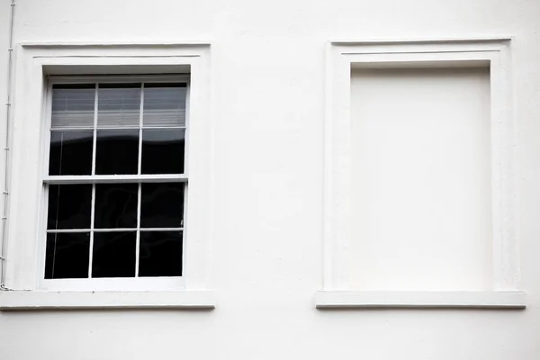 Φωτογραφία παράθυρα σε γεωργιανό στιλ αρχιτεκτονική σε ένα σπίτι τοίχο — Φωτογραφία Αρχείου