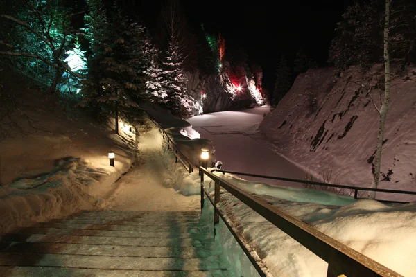 颜色照明的夜，冬天季节大理石雪域山 — 图库照片