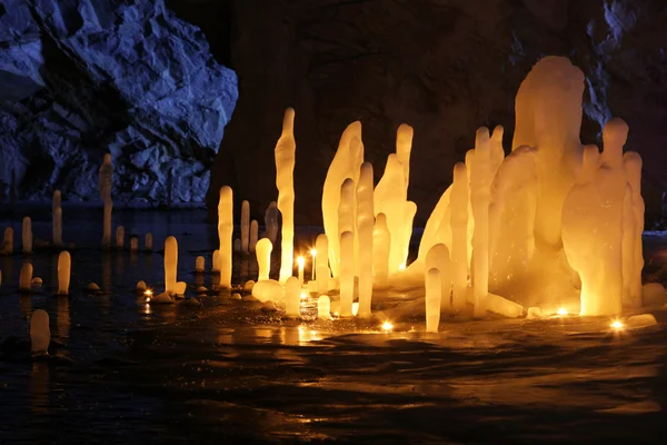 Stalagmit v hluboké jeskyni, Severní Evropa — Stock fotografie