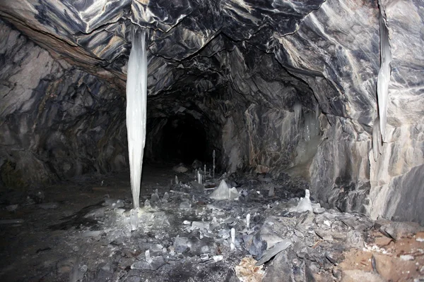 Stalagmite in profonda grotta di marmo, parte sotterranea della vecchia cava , — Foto Stock
