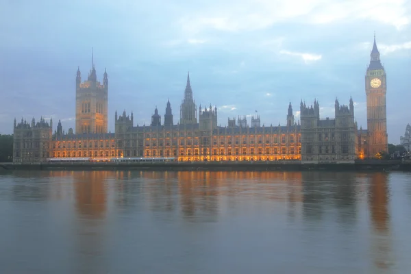 大笨钟和议会采取深雾，伦敦，英国的房子 — 图库照片