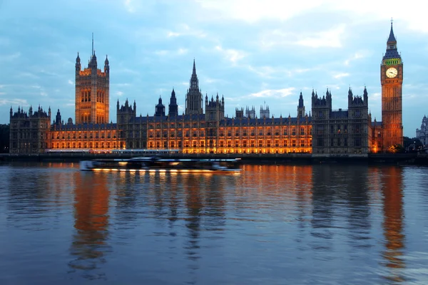 Big Ben e Casas do Parlamento tomadas em nevoeiro profundo — Fotografia de Stock