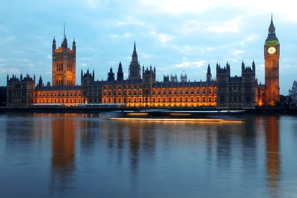 Soirée Big Ben et les Chambres des parlementaires avec navire en mouvement sur le — Photo