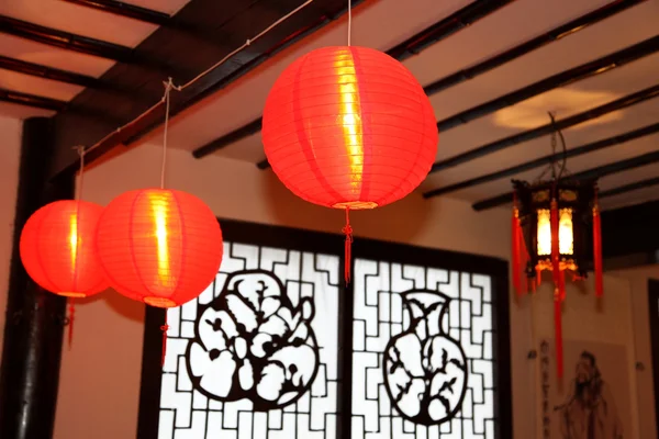 Chiński Nowy rok ozdoba jest tradycyjne latarnia i śliwki bl — Zdjęcie stockowe