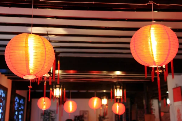 Chinois nouvelle décoration de l'année est une lanterne traditionnelle et prune bl — Photo
