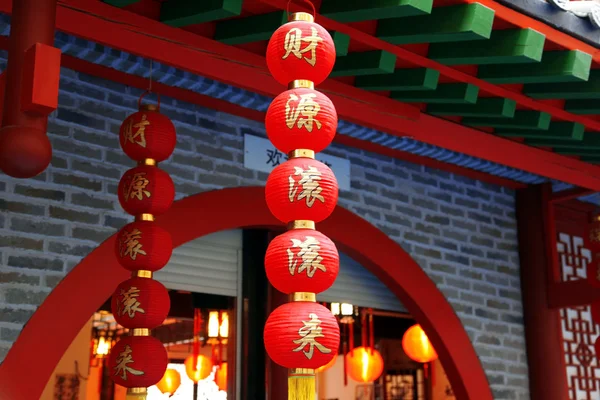 Chiński Nowy rok ozdoba jest tradycyjne latarnia i śliwki bl — Zdjęcie stockowe