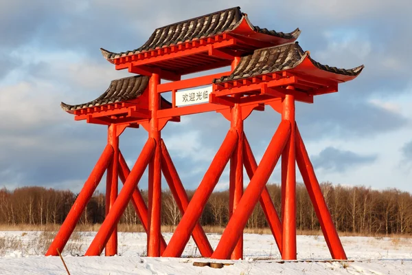 A nagy piros kapuja buddhista templom — Stock Fotó