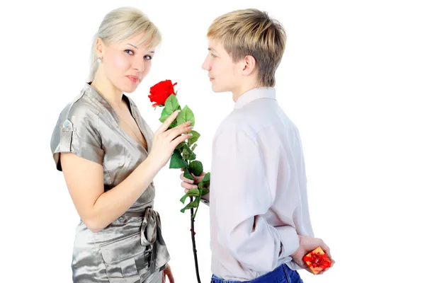 Par med present och blomma isolerad på vit — Stockfoto