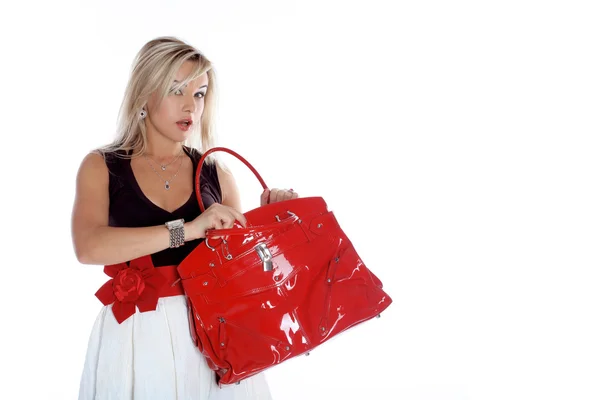Moda giovane donna con borsa rossa isolata su bianco — Foto Stock