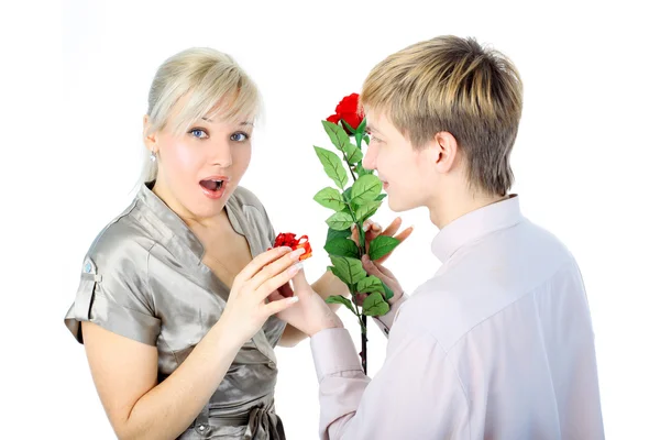 Couple avec cadeau et fleur isolé sur blanc — Photo