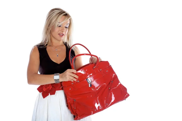 Mode junge Frau öffnet rote Tasche isoliert auf weiß — Stockfoto