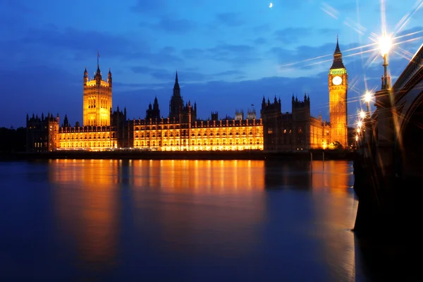 Big Ben'e ve Parlamento geceleri evlerin — Stok fotoğraf