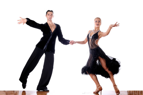 Танцоры в бальном зале на белом фоне

