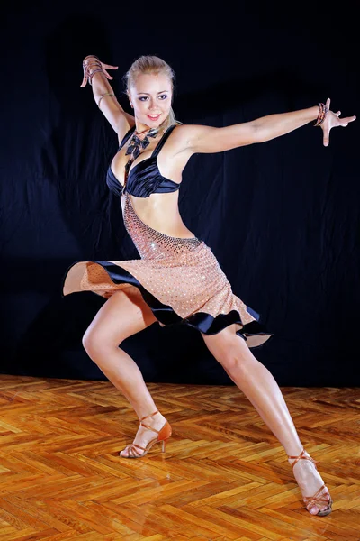 Γυναίκα χορεύτρια στην αίθουσα χορού — Φωτογραφία Αρχείου
