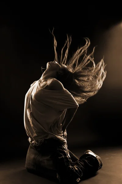 Крутая танцовщица на черном фоне — стоковое фото