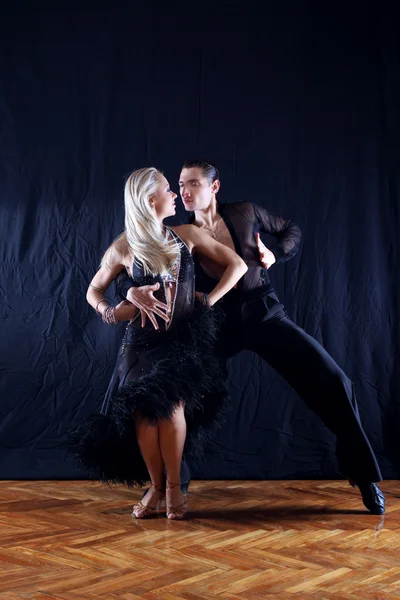 Танцюристи на чорному тлі — стокове фото