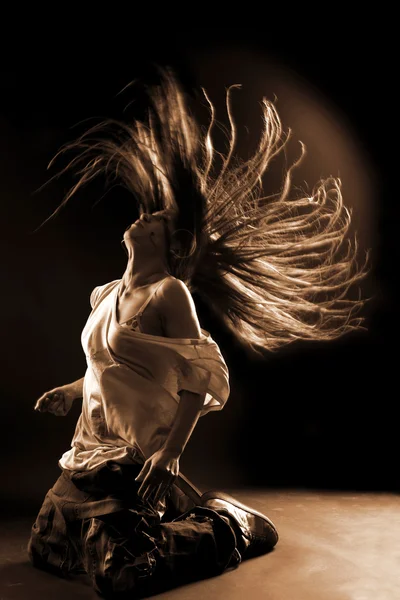 Cool kvinna dansare mot svart bakgrund — Stockfoto