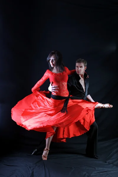 Dançarinos em ação contra fundo preto — Fotografia de Stock