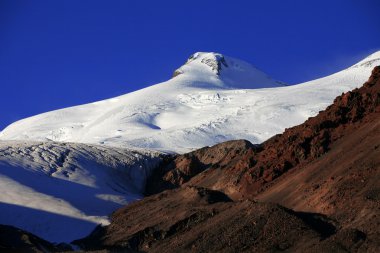 Sundown karlı Dağları elbrus, Kuzey Kafkasya içinde